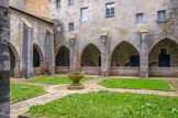 <center>Roncevaux</center>Le cloître primitif a été détruit en 1600 par de fortes chutes de neige, puis reconstruit au cours du XVIIe