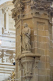 <center>San Sebastian</center>Eglise Sainte Marie. Lesstatues des quatre évangélistes sont placées  sur les colonnes centrales. St Jean.