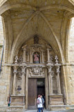 <center>San Sebastian</center>Eglise Saint Vincent. Une série d'éléments ont été incorporés à l'édifice des années après sa construction. Les tours et le porche, de style baroque, qui précède la porte d'entrée, au XVIIe siècle et les rosaces situées sur les murs ont été ajoutés au début du XXe siècle.