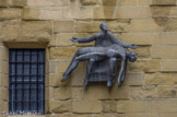 <center>San Sebastian</center>Eglise Saint Vincent. Depuis 1999, sur une des façades de l'église, on peut admirer une sculpture de 'La Piedad' (La Piété), réalisée par l'artiste basque Jorge Oteiza, en collaboration avec le sculpteur José Ramôn Anda.