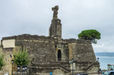 <center>Getaria</center>Monument Juan Sebastián Elcano: Il a été construit entre 1922 et 1924 à l'occasion du IV centenaire du retourn d'Elkano après son tour au monde. C'est un projet des architectes Azpiroz et Aguirre. Situé à l'entrée de la ville, c'est un ensemble architectural comme un mausolée formé par un corps rectangulaire avec des aspects de pyramide tronquée.