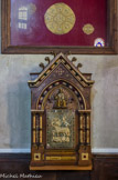 <center>L'église St-Vincent d'Urrugne</center>Tabernacle de style néo-gothique en bois de chêne naturel taillé et en partie doré, avec cabochons de verre coloré. Sur la porte en bronze doré, moulé et incisé