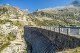 <center>Artouste</center>Le lac naturel, d'origine glaciaire, (altitude initiale 1 922 m) a été rehaussé par un barrage poids en béton légèrement incurvé de 27 m de hauteur mis en service en 1929 pour alimenter l'usine hydroélectrique d'Artouste dans la vallée d'Ossau. Le barrage a été rehaussé une deuxième fois en 1962 (à la cote 1990,20 du NGF) pour augmenter le stockage et donc le productible, et alimente la chute de la centrale de Pont de Camps située en amont du lac de Fabrèges.