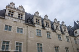 <center>Château de Pau</center>Malgré l'apparente homogénéité du château de Pau, son architecture est une succession de bâtis d'époques historiques distinctes et aux fonctions différentes. De l'époque médiévale, le château conserve sa structure actuelle : une forteresse sur un étroit promontoire, fortement marquée par les travaux menés par Gaston Fébus. À la Renaissance, l'impulsion donnée par Henri d'Albret et Marguerite de Navarre (les grands-parents d'Henri IV) transforme le château fort en un palais de plaisance raffiné et gomme la rigueur militaire du passé. Enfin, le XIXe siècle réinterprète l'architecture du château et les restaurations successives radicales finissent de donner à cet ensemble composite son allure singulière.