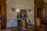 <center>Château de Pau</center>La cheminée en pierre datant du XVIe siècle (bas) et restaurée au XIXe siècle (haut)  du grand salon. Paire de vases chinoisdu XVIIIe siècle. Pendule Boule.