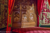 <center>Château de Pau</center>Chambre de Jeanne d'Albret. Louis-Philippe meubla la pièce avec une table du conseil, un lit orné de portraits de rois et une tapisserie aux effigies des dieux rom
