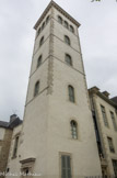 <center> Le Parlement de Navarre</center>La tour qui côtoie le Parlement est, quant à elle, un vestige de l'ancienne église Saint-Martin de Pau. Il s'agit du clocher de cette église détruite en 1884 pour laisser place à une église plus grande à l'est de ce site. Cet ancien clocher est, désormais, souvent considéré comme la tour du Parlement de Navarre.