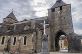 <center>La cathédrale Sainte-Marie</center>En avant de son portail roman, un massif clocher-porche du XIIe siècle de caractère défensif surmonté une toiture d'ardoise.