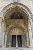 <center>La cathédrale Sainte-Marie</center>Exécuté par deux artistes différents au XIIe siècle, le portail roman constitue un véritable livre ouvert sur la Foi de l’époque, ravivée par les Croisades et les guerres de Reconquête en Espagne.