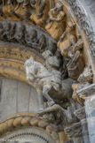 <center>La cathédrale Sainte-Marie</center>De chaque côté, en encorbellement , un groupe sculpté : à droite, un cavalier dont la monture écrase un malheureux qui tente de se protéger, symbolise le triomphe du christianisme sur le paganisme
