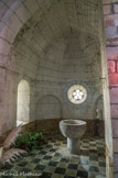 <center>Lacommande</center>A l'est de la chapelle, sous clocher, s'ouvre une absidiole sur plan demi-octogonal, voûtée en arc de cloître et éclairée par un oculus quintilobé. Fonts baptismaux.