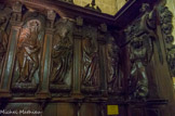 <center>Lescar</center>La cathédrale Notre-Dame. Des stalles du XVIe siècle représentent différents personnes catholiques : à droite, le Christ suivi des 12 apôtres et des 4 évangélistes. St Pierre, st Paul, st André,