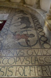 <center>Lescar</center>La cathédrale Notre-Dame. Le sol du chœur est pavé d'une mosaïque du XIIe siècle représentant une scène de chasse mauresque. Le chasseur est unijambiste, cela évoque les prothèses espagnoles admirées par Guy de Lons qui participa à la Reconquista.