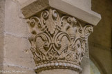 <center>Lescar</center>La cathédrale Notre-Dame. Deux animaux fantastiques. Quatre colombes, dont deux boivent dans le même vase.