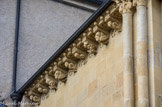 <center>Lescar</center>La cathédrale Notre-Dame. Le chanfrein de la corniche à modillons est orné de grosses perles.