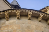 <center>Lescar</center>La cathédrale Notre-Dame. Le chanfrein des absidioles est décoré de trois ranges de billettes.