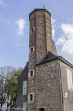 <center>Lescar</center>La tour du presbytère située en haut des remparts date du XVIe siècle, permet d'accéder aux remparts par des escaliers. Le reste du bâtiment date, quant à lui, du XVIIe siècle et servait de logis pour le clergé.