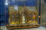 <center>Lourdes.</center>Crypte de la Basilique de l'Immaculée-Conception. La châsse en orfèvrerie conservant des reliques de Sainte Bernadette.