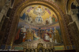 <center>Lourdes.</center>Le couronnement de la Vierge (Wencker, 1907).