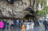 <center>Lourdes.</center>La grotte de Massabielle est peu profonde et correspond plutôt à un renfoncement d'une dizaine de mètres de profondeur dans la paroi rocheuse. La paroi y est lisse et humide par endroits, et on peut y voir la résurgence karstique passer en direction du gave de Pau par un trou dans la roche. Une statue de la vierge vêtue de blanc se situe à 2 mètres de hauteur, en haut à droite de la grotte, dans une cavité secondaire de la roche.