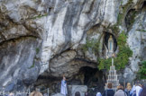<center>Lourdes.</center>La grotte de Massabielle. Une statue de la vierge en marbre de Carrare, sculptée par Joseph-Hugues Fabisch, est placée en haut à droite de la grotte à 2 mètres de hauteur, dans une cavité secondaire de la roche, appelée niche des apparitions. Elle est inaugurée le 4 avril 1864, lors de la première procession officiellement organisée par l'Église qui réunit quelques 20 000 personnes dont 200 prêtres. Le couronnement de la statue a lieu le 3 juillet 1876, en présence du cardinal-archevêque de Paris, de trente-trois archevêques et évêques, sous les regards de près de cent mille fidèles.

Au pied de la statue est inscrit en arc de cercle la phrase en occitan « Que soy era Immaculada Counceptiou » (Je suis l'Immaculée Conception) qu'aurait prononcée la Vierge à Bernadette, cette mention ne datant que de 1913. Vêtue d'un voile blanc, d'une robe blanche retenue par une ceinture bleue retombant en deux larges rubans, elle a une rose à la couleur d'or qui s'épanouit sur chaque pied. Un chapelet à chaîne d'or et à grains blancs tombe de ses mains jointes.