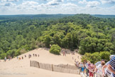 <center>La Dune du Pilat</center>La forêt usagère de La Teste de Buch fait partie intégrante du Grand Site.
Accolée à la dune, elle fait partie de la forêt des Landes de Gascogne mais se distingue de ce massif « artificiel » créé par l’homme, car la forêt usagère est naturelle.  
Enracinée sur des dunes anciennes, la forêt usagère se régénère naturellement depuis des siècles. 
Protégée et privée, elle possède un statut particulier, remontant au Moyen-âge, ce qui fait d’elle une forêt unique en France. Elle est dite usagère car l’exploitation de son boisement est limitée à l’usage communautaire des habitants pour se chauffer, bâtir leur maison, leur cabane ostréicole ou de résinier. Ce massif forestier a préservé son caractère sauvage et sa grande biodiversité.
La forêt abrite des pins aux formes étonnantes, témoins vivants d’une ancienne activité : le gemmage. Cette activité consiste à « blesser » le pin maritime en réalisant une entaille dans son tronc.
Pour cicatriser sa plaie, le pin se force à produire de la résine. Le gemmeur, ou résinier, pratiquait cette blessure et récoltait la résine dans un pot. Une fois transformée, elle servait dans la fabrication de peintures, de parfums, de savons…