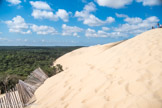 <center>La Dune du Pilat</center>L’histoire des grains de sable se compte en millions d’années. Issu de la dégradation des massifs montagneux (Pyrénées, Massif central), le sable est transporté par les fleuves jusqu’à la mer.
Sur le littoral, il se laisse porter par les vagues qui le déposent sur les plages. Il est ensuite arraché par le vent du large et transporté vers l’intérieur des terres.
C’est en rencontrant un obstacle, comme de la végétation, qu’il peut s’accumuler et former une dune.
Malgré de nombreuses tentatives passées pour la stabiliser, la dune du Pilat reste mobile et « roule » sur elle-même. Son mouvement, favorisé par la rareté de la végétation, se poursuit tant que le vent apporte du sable.
Ainsi, elle se déplace de façon irrégulière entre 1 à 5 m par an vers la forêt.
Aujourd’hui, sa fixation n’est plus envisagée. Sa progression est inéluctable et participe à son caractère remarquable. Aucune action entreprise ne pourra limiter l‘avancée dunaire.
Le sable de la dune est essentiellement constitué de grains de quartz d’environ 0,3 mm.