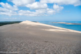 <center>La Dune du Pilat</center>A l'ouest, s'étend un ensemble de bancs de sable mobiles, dont le banc d'Arguin.