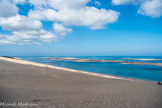 <center>La Dune du Pilat</center>Au large, le  banc d'Arguin. Le Banc d'Arguin est un banc de sable d'environ 4 km de long sur 2 km de large à marée basse. Le banc est plus ou moins visible selon l'état de la marée. De plus, sous l'action des courants marins, des marées et du vent, il change continuellement de forme et d'emplacement.