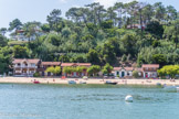 <center>Le bassin d'Arcachon</center>La fameuse Villa Algérienne, aujourd’hui disparue, fut construite par « l’inventeur » du Cap-Ferret : Léon Lesca. Entrepreneur en Algérie (il construisit le le port d’Alger), rentré en France sous le Second Empire, il acheta pour une bouchée de pain un immense domaine s’étendant de Claouey au Cap-Ferret. Véritable pacha du Cap-Ferret, Il essaya la culture de la vigne (d’où le nom du port de La Vigne), exploita la forêt, creusa les réservoirs de poissons de Piraillan, importa et acclimata le mimosa, construisit la jetée de Bélisaire, une école, des maisons pour les pêcheurs, créa le Petit Train,…
En 1865, il édifia à l’Herbe au milieu d’un jardin de 25 hectares un surprenant palais de style mauresque, la « Villa Algérienne » où il vécut jusqu’à sa mort en 1913. Malheureusement la Villa, laissée à l’abandon par ses descendants, fut vendue, puis détruite par un promoteur immobilier en 1965.