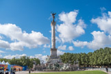 <center>La place des Quinconces</center>Le monument principal de la place est le monument aux Girondins élevé entre 1894 et 1902 à la mémoire des députés Girondins victimes de la Terreur et célébrant la République.
<nr>Il se compose d'un large socle encadré de deux bassins, ornés de chevaux et de groupes en bronze, et surmonté d'une colonne de 43 mètres de haut où culmine (à 54 mètres de hauteur) la statue de la liberté brisant ses fers en bronze vert. La colonne est réalisée par Alphonse Dumilatre et Victor Rich. Le piédestal est de Corgolin.