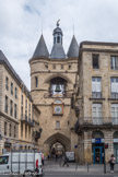 <center>La Grosse Cloche</center>Ce monument à l'origine incorporé aux remparts du XIIIe siècle a subi de nombreuses modifications qui se sont étalées du XIVe au XVIIIe siècle. Clocher de l'ancien hôtel de ville, la grosse Cloche figure sur les armoiries de Bordeaux.