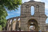 <center>Le Palais Gallien </center>L’amphithéâtre de Bordeaux est bâti sur une structure creuse. La façade de la porte principale nord-ouest est en grande partie conservée. On rentrait dans son enceinte par deux portes, les gradins en bois supportés par une ossature en bois prenaient place dans un ensemble de 7 ellipses concentriques composées de 64 travées.