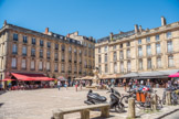 <center>Place du Parlement</center>La place du Parlement a été créée en 1760 sous le nom de place du Marché Royal puis elle a été rebaptisée place du Marché de la Liberté à la Révolution française. Sa dénomination actuelle garde la mémoire du Parlement de Bordeaux institué en 1451 et supprimé en 1790.
Le sol, refait en 1980, se compose de grandes dalles de calcaire do
