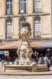 <center>Place du Parlement</center>La fontaine du Parlement date du Second Empire. Elle fut installée en 1865 et dessinée par l'architecte bordelais Louis-Michel Garros, à qui l'on doit également l'hôtel Exshaw, belle illustration du style néogothique anglais, sa plus belle réalisation. Son soubassement est composé de grosses dalles de pierre dorées.