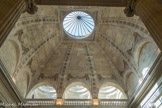 <center>Le Grand Théâtre.</center>La lumière qui y pénètre, du haut de la coupole, éclaire parfaitement aussi le grand escalier. Celle qui se reflète par les arcs-doubleaux dans les entre-colonnements des vestibules, répandue par douze tourelles vitrées, dans le comble, qui recouvrent des promenoirs au-dessus des portiques, forme une demi-teinte qui contribue à faire paraître plus vif encore le jour réverbéré à-plomb par l'œil-de-dôme.