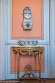 Musée des Arts Décoratifs. Première antichambre<br> Un haut de fontaine et son bassin à décor polychrome du XVIIIème siècle.
