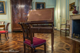 Musée des Arts Décoratifs. Salon des porcelaines.<br> Au centre, une table à crémaillère à la Tronchin. Ici, il s'agit d'un mobilier d’ébénisterie parisienne en acajou massif et de placage attribué à Joseph Stôckel. Vers 1780