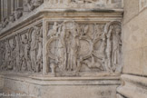 Bordeaux. La Cathédrale.<br> Portail sud. 4° Bas-relief très-mutilé, où se voient confusément trois petites figures. 5° Personnage les mains levées sur la tête de deux petites figures agenouillées. Ce bas-relief est à moitié engagé dans le pilier.