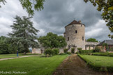 Le château de Montaigne.<br> A gauche, l’allée est bordée de cèdres dont certains sont âgés «de plusieurs centaines d'années. Elle fut tracée par Grimon Eyquem, grand-père de Montaigne qui obtint, en 1486, la portion de terrait suffisante pour aller de sa maison noble ” droit à l'église de Saint-Michel à pied et avec chevaux