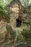 La grotte de Pair-non-Pair. <br> Entrée de la grotte. La grotte de Pair-non-Pair est découverte en 1881 par François Daleau. Les gravures totalement recouvertes par les couches archéologiques sont reconnues en 1896. Troisième grotte ornée découverte, elle ne sera jamais remise en cause et sera un des arguments pour la reconnaissance d'un art préhistorique.
Les occupations humaines sont datées du Moustérien (- 80 000 ans environ), du Châtelperronien (- 40 000 ans), de l'Aurignacien (- 30 000 ans) et du Gravettien (autour de - 25 000 ans). Précurseur par ses méthodes de fouilles et de relevés, F. Daleau nous a laissé ses carnets où il notait minutieusement toutes ses observations sur la stratigraphie ou la répartition spatiale des objets.