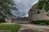 Le château de Montaigne.<br> L'entrée principale est constituée par le châtelet qui flanque la tour de Montaigne du XVIe siècle