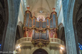 <center>La basilique Saint-Michel</center>Le buffet d'orgue, de style Louis XV, est construit de 1762 à 1765 par Cessy et Audebert. Les grandes-orgues, œuvres de l'organier Micot, ont été restaurées à plusieurs reprises, et notamment