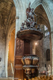 <center>La basilique Saint-Michel</center>Dans la nef, une chaire de Feyneau (1753), alliant bois d'acajou et panneaux de marbre est surmontée d'une statue de Saint Michel, patron de l'église.