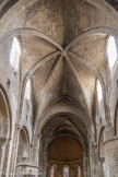 <center>L’église Sainte-Croix.</center>Les voûtes en ogive sont supportées par douze piliers que séparent des arcades à plein cintre.
