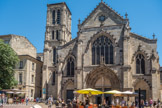 <center>Eglise Saint Pierre</center>L'existence d'un sanctuaire dédié à saint Pierre est avérée au VIe siècle. La paroisse Saint-Pierre, l'une des plus anciennes de Bordeaux, est créée au XIIe siècle. Une première église, aujourd'hui disparue, est construite au Moyen Âge. L'actuelle église est édifiée aux XIVe, XVe et XIXe siècles. Ce n’est pas un hasard si l’église Saint Pierre se trouve au cœur du Vieux Bordeaux, sur l’emplacement même du port Gallo-Romain. Bordeaux, port avant d’être cité, devait honorer le patron de ceux qui vivaient du fleuve et constituaient l’essentiel de sa population. Fin XIXe, une reconstruction couplée d’une restauration partielle est 
décidée. L’architecte bordelais Jean-
Jules Mondet est choisi. A l’extérieur, le collatéral nord est totalement reconstruit et un nouveau campanile implanté hors oeuvre.