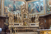 <center>LE MAÎTRE- AUTEL</center>Ce maître-autel en marbre blanc veiné avec des incrustations de jaspe de Sicile est une des œuvres les plus remarquables de l'art chrétien XVIIIe siècle. De chaque côté, deux anges adorateurs agenouillés prient les mains jointes dans une pose très élégante. Le tabernacle est dominé par un groupe d'angelots jouant au milieu de voiles légers et aériens. Des têtes de chérubins ailés ponctuent la table d'autel Cet ensemble a été réalisé par Jean-Baptiste Peru, sculpteur avignonnais qui le termina en 1751.