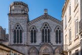 Synagogue de Bordeaux. <br> Le pignon de la nef est couronné par les tables de la loi et les références orientales se déroulent sur l’ensemble de la façade : portails en arcs brisés et voussures sculptées, tympans gravés de motifs symboliques (palmes, chandelier à sept branches), baies géminées.
Cette curieuse synthèse intègre également des éléments repris des mosquées du Caire placés dans les baies pourvues d’arcs outrepassées et de colonnettes agrémentées de boules, surmontées de trois oculi.
La couverture de l’édifice est une structure métallique porteuse en