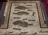 Musée d'Aquitaine. <br> Mosaïque. Origine : Carthage (Tunisie)
Fin du IIIe - début du IVe siècle Tesselles de marbre, calcaire, pâte de verre