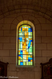 Église Saint-Pierre de Plassac<br> A gauche, les vitraux sont modernes. St Pierre